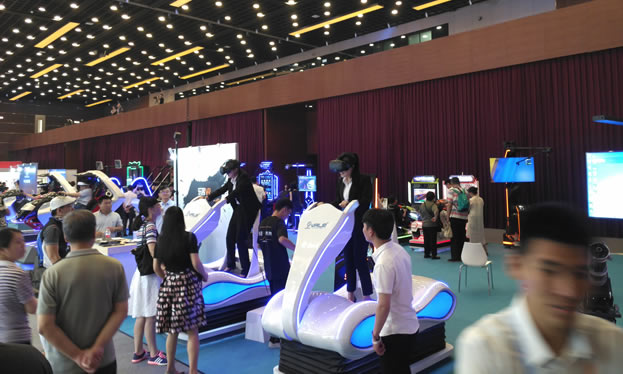 展會上，客戶體驗冠軍雪競vr設備