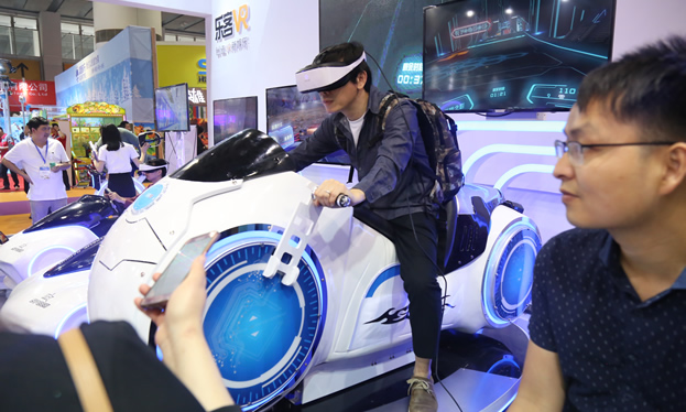 2018年3月北京展會(huì)，外國人正在體驗(yàn)極速光輪vr賽車