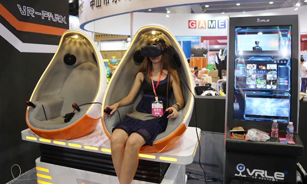 2018年9月廣州GTI展，游客體驗樂客影院vr設(shè)備