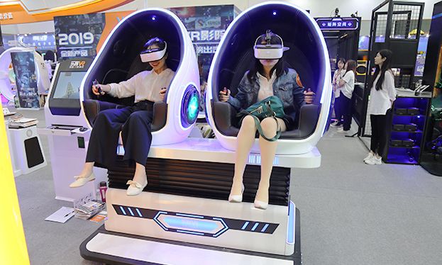 2018年5月上海展會，游客體驗樂客影院vr設(shè)備